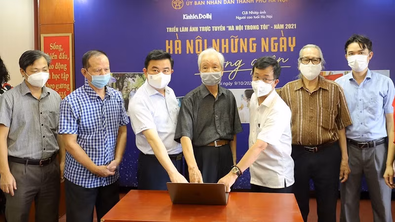 Delegates press the button to open the exhibition. (Photo: Kinh te & Do thi Newspaper)