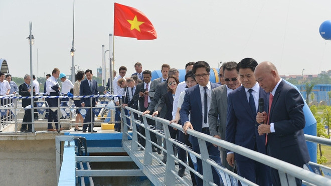 Delegates visit the plant after the inauguration ceremony (Photo: baodansinh.vn)