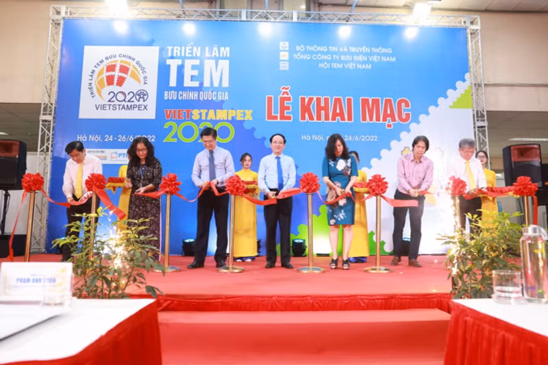 Delegates cut the ribbon to open Vietstampex.