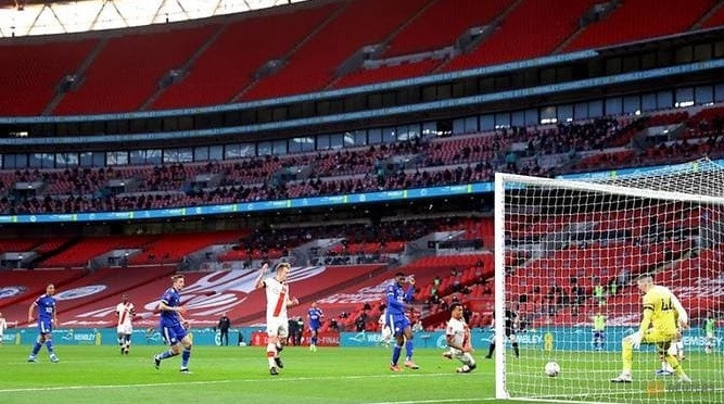 Leicester City's Kelechi Iheanacho scores their first goal. (Photo: Reuters)