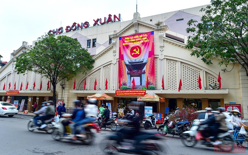 Dong Xuan market area with flags, flowers and posters along with the bustling atmosphere in the days approaching Tet. (Photo: Thanh Dat)