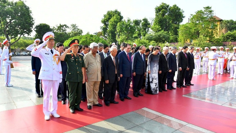 Party, State and VFF leaders paying tribute to heroic fallen soldiers. (Photo: NDO)