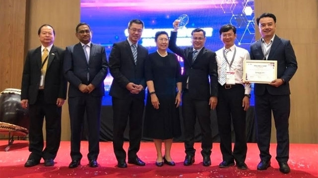 Da Nang receives the ASOCIO Smart City Award. (Photo: NDO/Thanh Tam)