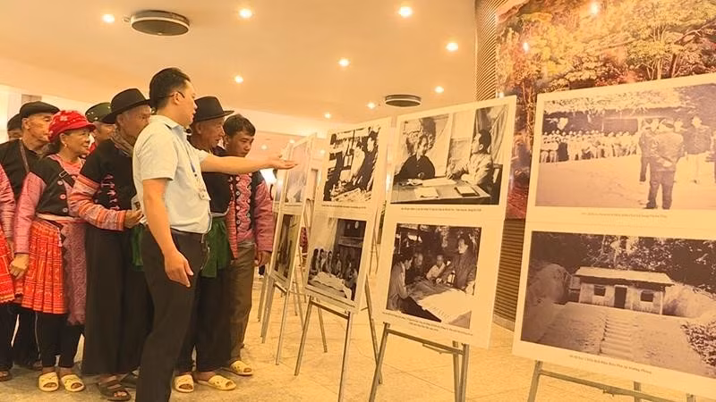 Visitors at the exhibition on General Vo Nguyen Giap. 