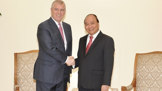 Prime Minister Nguyen Xuan Phuc (R) receives British Prince Andrew in Hanoi (Photo: NDO/Tran Hai)