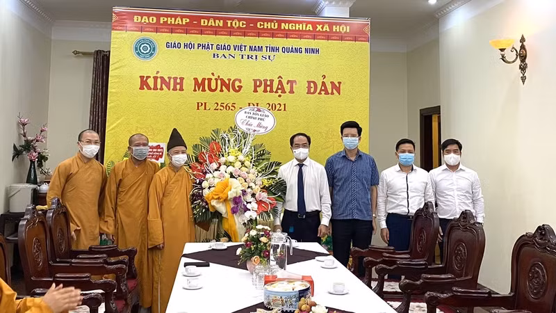 Deputy Minister of Home Affairs Vu Chien Thang extends his best wishes to the Most Venerable Thich Thanh Quyet.