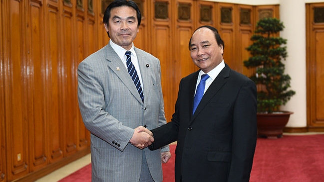 Prime Minister Nguyen Xuan Phuc (R) meets with Japanese Minister Hiroshi Hase (Photo: VNA)