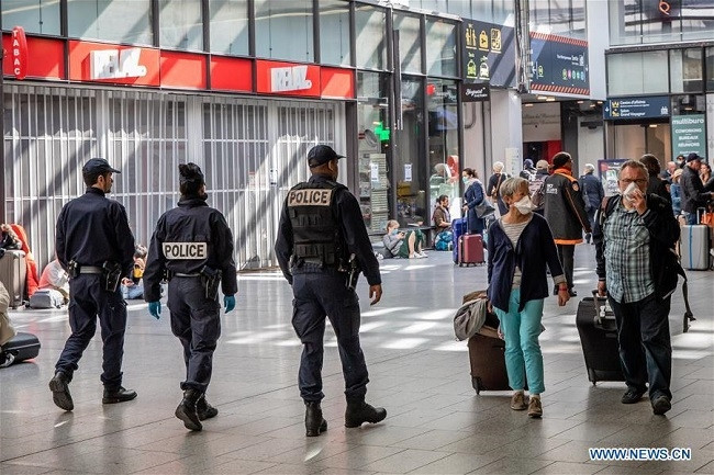  People wearing masks are seen at the Montparnasse train station in Paris, France, March 19, 2020. One hundred and eight COVID-19 patients died in 24 hours in France, taking the country's death toll to 372, and total confirmed cases to 10,995, Director-General of Health Jerome Salomon said Thursday in a daily update. (Photo: Xinhua)