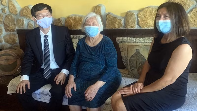 Ambassador Le Hong Truong extends his condolences to the wife and first daughter of Kostas Sarantidis Nguyen Van Lap. (Photo credit: Ambassador Le Hong Truong)