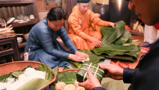 Wrapping banh chung for Tet. (Photo: VNA)