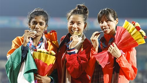 Vietnamese athlete Nguyen Thi Huyen (centre) on the podium at the 2017 Asian Athletics Championships on July 8. (Photo courtesy to the organisers)