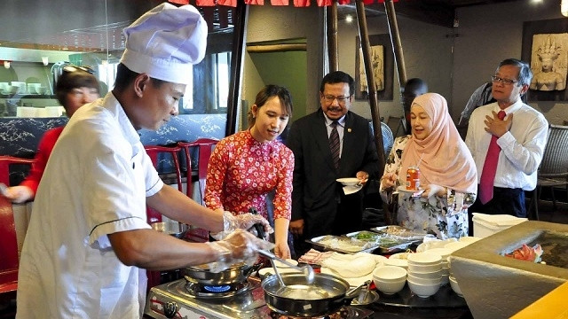 Foreigners enjoy Vietnamese 'Pho' at the event hosted by the Vietnamese Embassy in South Africa in December 2018 to promote Vietnamese culture and cuisine (Photo: baoquocte.vn)