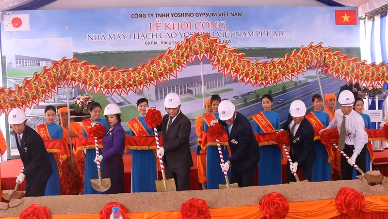 At the groundbreaking ceremony for the plant. (Photo: VNA)