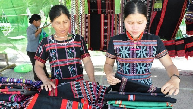 Zeng weaving products by Co Tu ethnic minority people in A Luoi district (photo: baothuathienhue.vn)