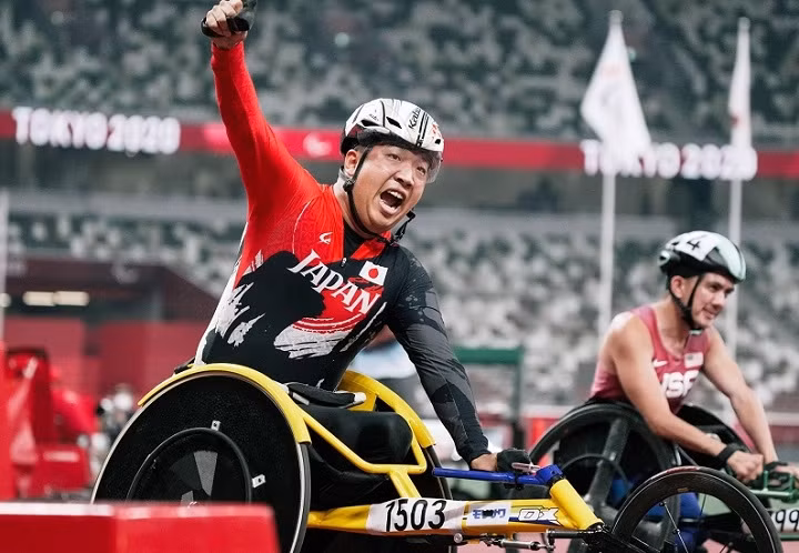 Tomoki Sato reacts after winning the men's T52 400m final during the Tokyo Paralympics at National Stadium on Friday. (Photo: KYODO)