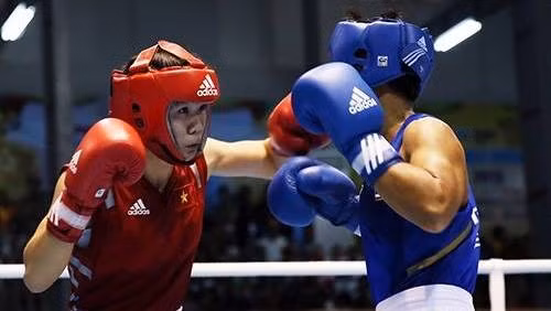 Vietnamese boxer Luu Thi Duyen (red) won a bronze medal in in the women’s light event. (Credit: VnExpress)