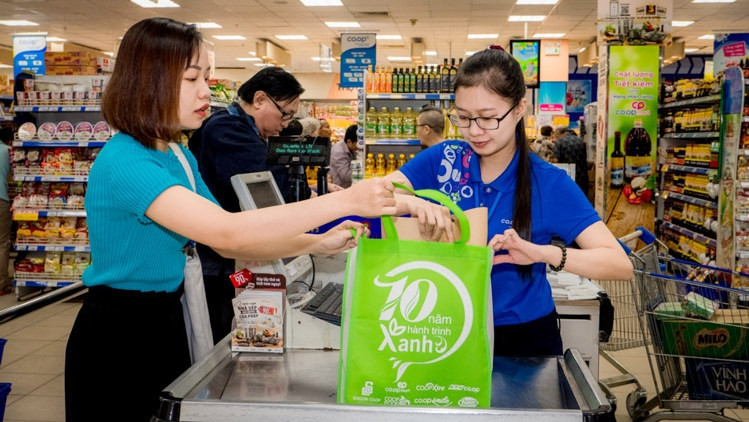  Saigon Co.op calls on shoppers to replace plastic bags with bags made from environmentally-friendly materials. (Photo: VNA)