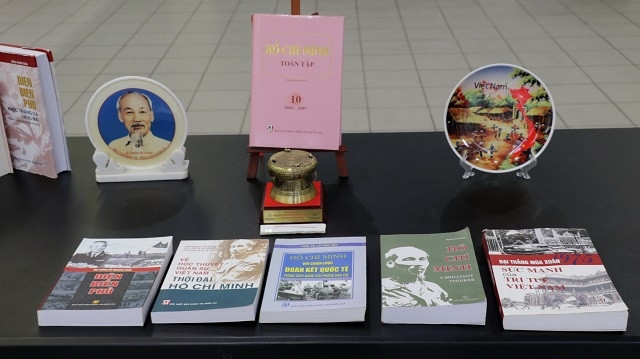 Books featuring late President Ho Chi Minh, the founder of the Communist Party of Vietnam, are displayed at the workshop. (Photo: VNA)