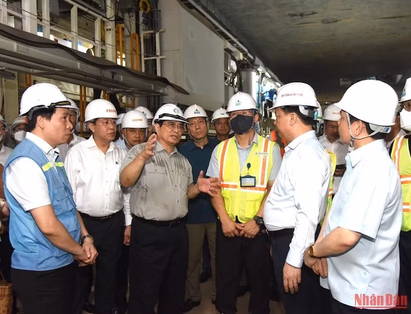 Prime Minister Pham Minh Chinh inspects underground Terminal S9 on Kim Ma street (Photo: Tran Hai)
