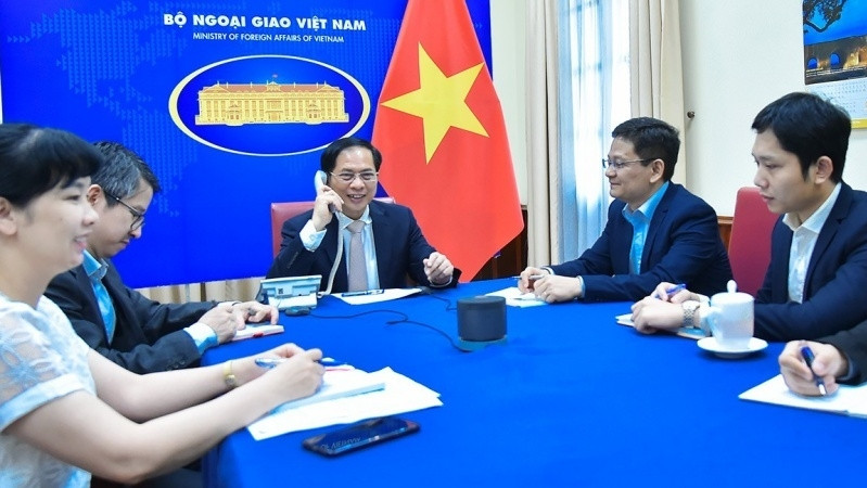 Foreign Minister Bui Thanh Son during the phone talks with his Omani counterpart Sayyid Badr bin Hamad bin Hamood Al Busaidi. (Photo: MOFA)