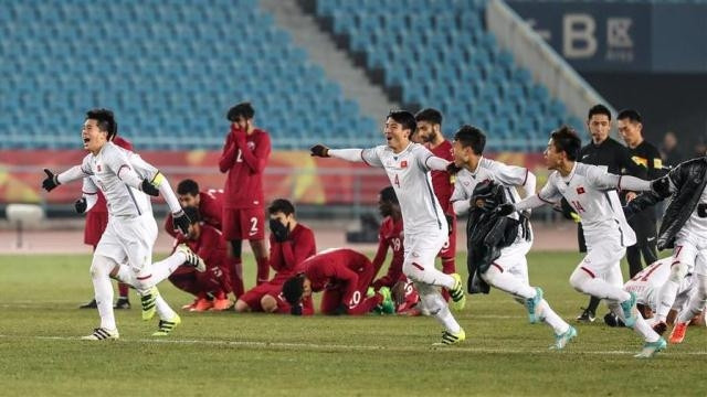 Vietnamese players celebrate after winning the semifinal against Qatar at the AFC U23 Championship in Changzhou, Jiangsu province, China, Jan. 23, 2018.