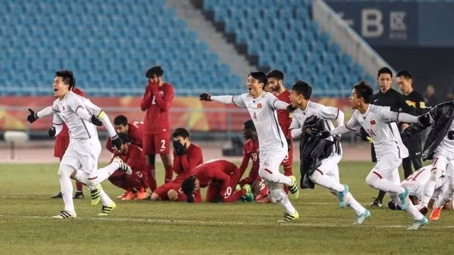 Vietnamese players celebrate after winning the semifinal against Qatar at the AFC U23 Championship in Changzhou, Jiangsu province, China, Jan. 23, 2018.