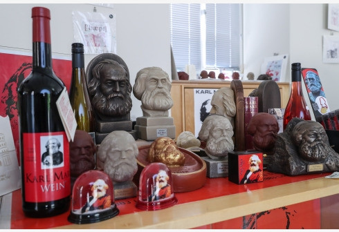 Photo taken on May 4, 2018 show Karl Marx themed souvenirs displayed in Trier, Germany. The 200th anniversary of Karl Marx's birth falls on May 5, 2018. (Photo:Xinhua)