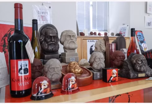 Photo taken on May 4, 2018 show Karl Marx themed souvenirs displayed in Trier, Germany. The 200th anniversary of Karl Marx's birth falls on May 5, 2018. (Photo:Xinhua)