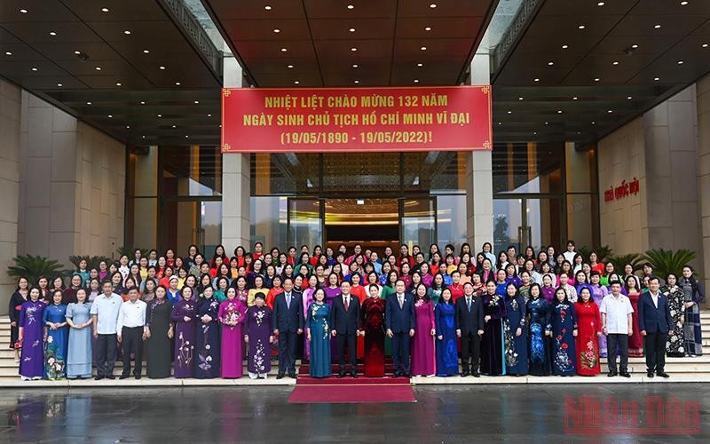 NA Chairman Vuong Dinh Hue and female NA deputies (Photo: NDO)