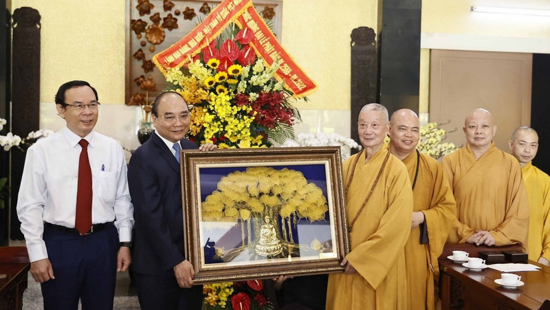 President Nguyen Xuan Phuc extends Buddha's birthday greetings to Most Venerable Thich Tri Quang. (Photo: VNA)