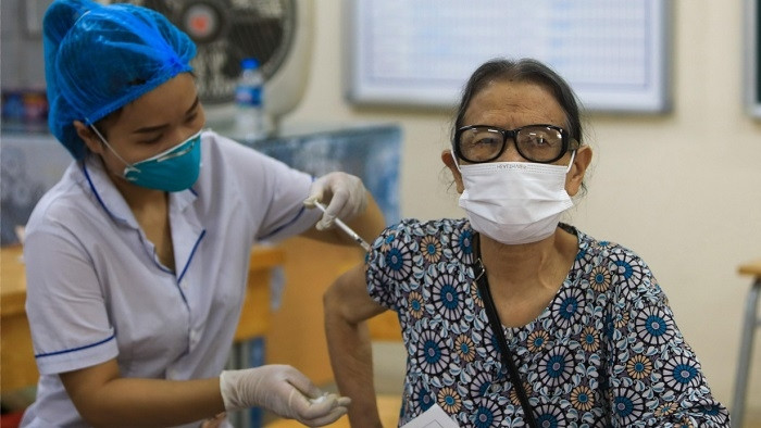 A woman gets vaccinated against COVID-19 (Photo: NDO)