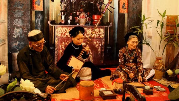 Performing ca tru (ceremonial singing) at Hanoi's Old Quarter.