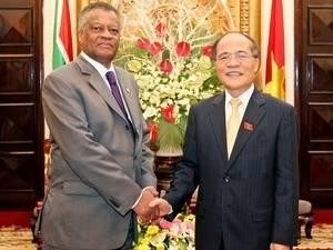 National Assembly Chairman Nguyen Sinh Hung and Speaker of the South African National Assembly Max Vuyisile Sisulu