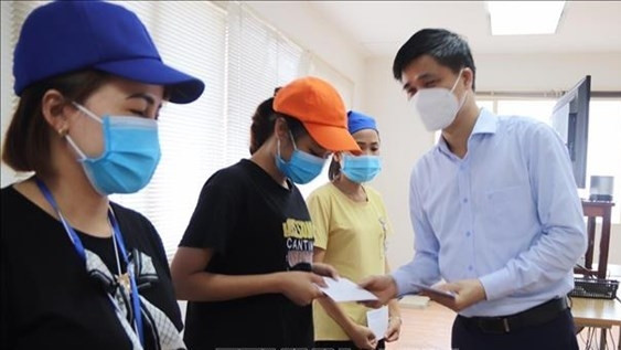 VGCL Vice President Ngo Duy Hieu presents gifts to workers (Photo: VNA) 