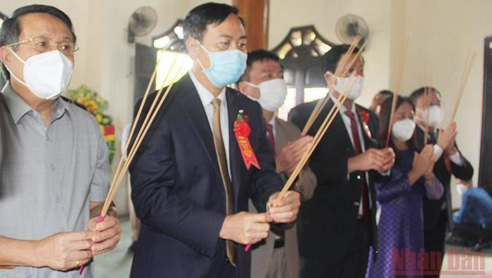 Quang Tri province's leaders pay tribute to late Party General Secretary Le Duan. (Photo: NDO)