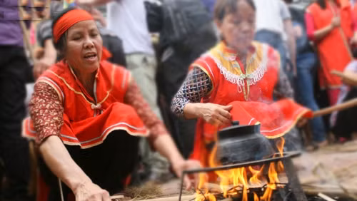 Rice is cooked in a bronze pot in the time it takes for an incense stick to burn out (Photo: VOV)