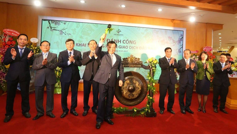 Minister of Finance Dinh Tien Dung strikes a gong to open the first trading session of 2017.