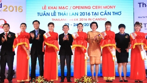 The ribbon cutting ceremony to launch the Thailand Week in Can Tho city (Credit: daidoanket.vn)