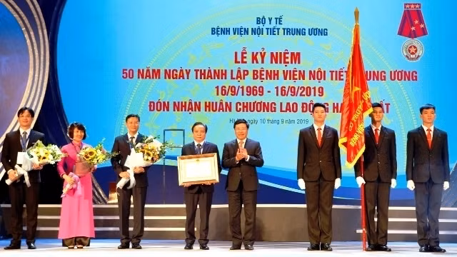 Deputy PM and FM Pham Binh Minh (fifth from left) presents the Labour Order, first class to the National Hospital of Endocrinology. (Photo: NDO/Minh Hoang)