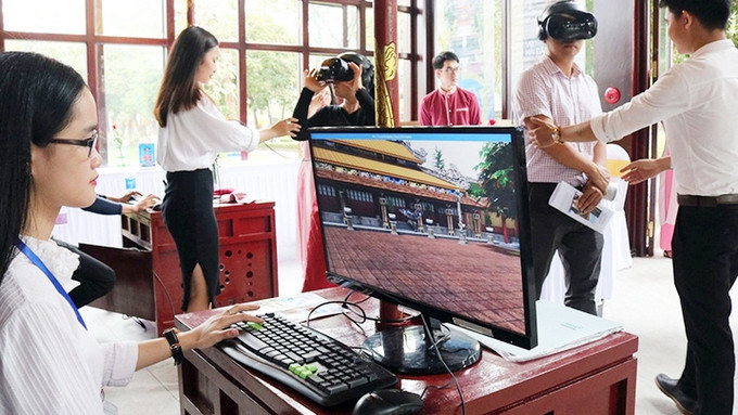 Tourists are guided to visit Hue Imperial Palace via virtual reality technology. (Photo: Dong Van)