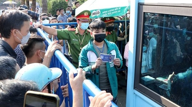 People waiting for a long time to buy tickets (Photo: VNA)