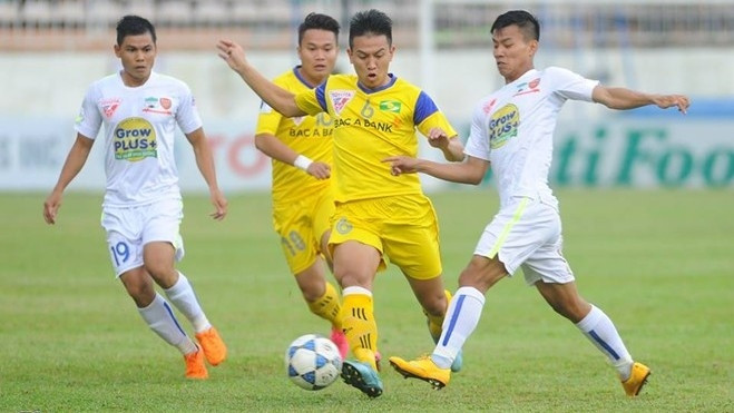 Song Lam Nghe An (in yellow) succumbed to defeat at HA.GL’s Pleiku Stadium on August 22.