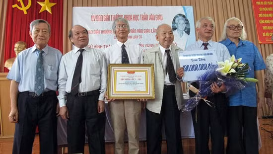 The group of authors receive the Tran Van Giau Award