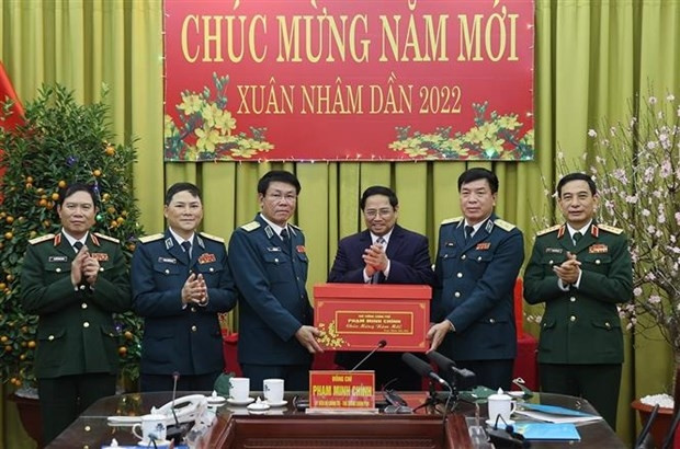 Prime Minister Pham Minh Chinh extends Tet wishes to Air Defence-Air Force officers and soldiers. (Photo: VNA)