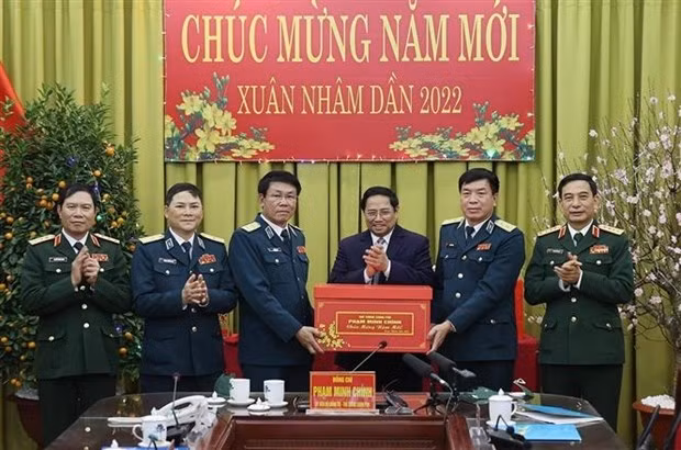 Prime Minister Pham Minh Chinh extends Tet wishes to Air Defence-Air Force officers and soldiers. (Photo: VNA)