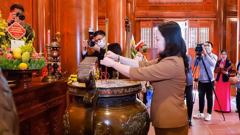 Vice President Vo Thi Anh Xuan pays tribute to President Ho Chi Minh. 