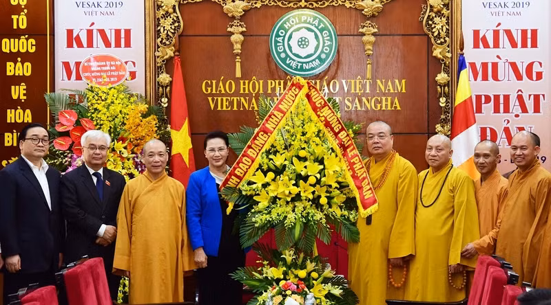 National Assembly Chairwoman Nguyen Thi Kim Ngan and Vietnamese Buddhist leaders (Photo: NDO/Duy Linh)