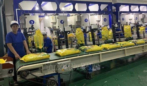 Rice is packaged at a factory in Vietnam. (Photo: VNA)