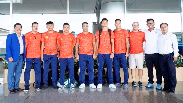 The Vietnamese tennis team pose for a group photo at Tan Son Nhat International Airport on June 23 before leaving Ho Chi Minh City for Singapore to attend the 2019 Davis Cup - Asia/Oceania Group III. (Photo: Vietnam Tennis Federation)
