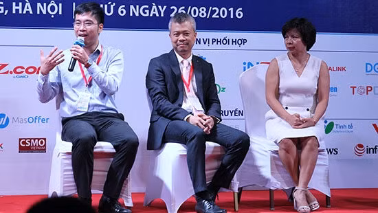 Experts exchanging opinions at the forum (Photo: ictnews.vn)